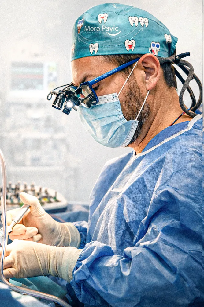 Dr. Marco Mora Cirujano Dentista con más de 32 años de experiencia, especializado en implantes dentales y periodoncia.